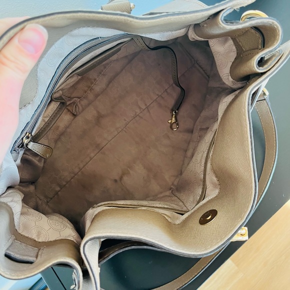 MICHEAL KORS / LARGE HAMILTON LEATHER TOTE! Gently used condition! - Picture 6 of 9